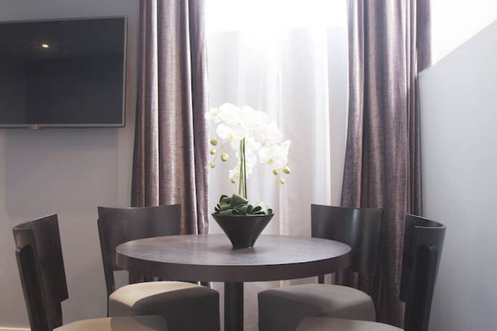 Room 32 of 68