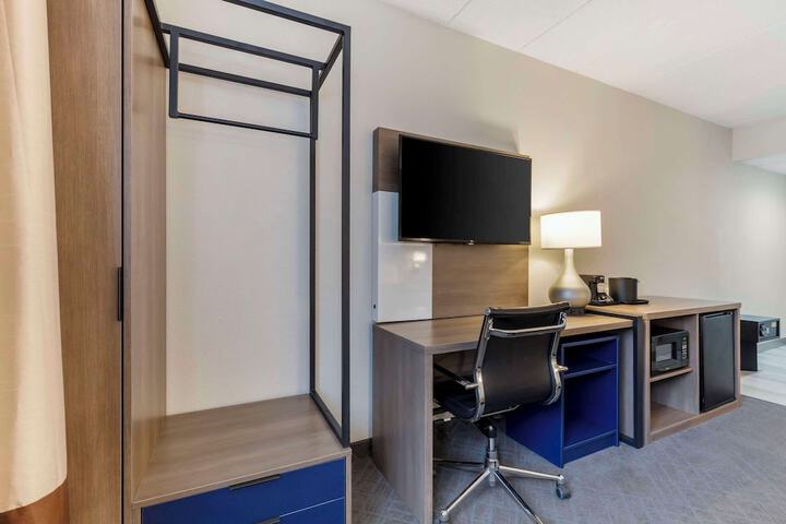 1 King Bed Accessible (11 of 17)