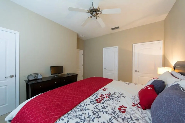 Room 4 of 32