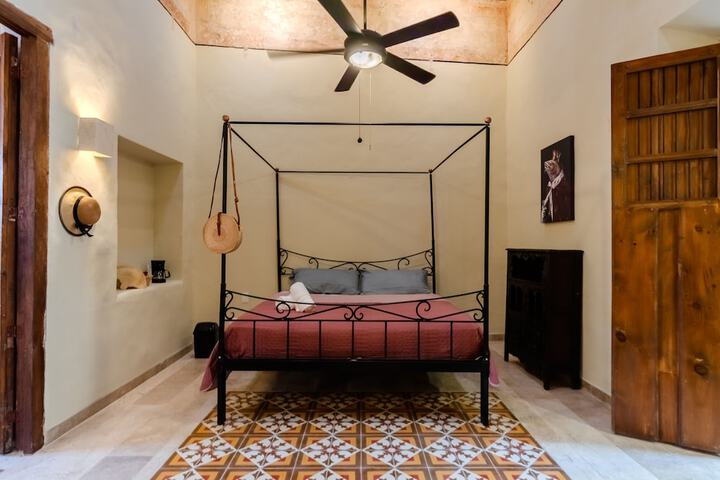 Room 4 of 28