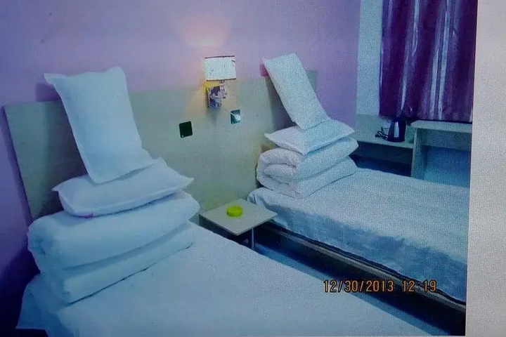 Room 5 of 12