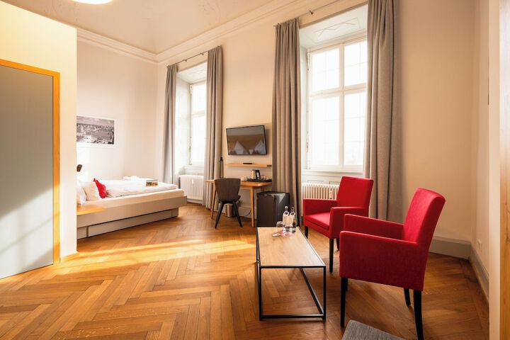 Room 4 of 25