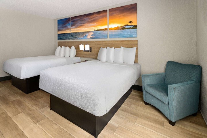 2 Queen Beds Deluxe Room (1 of 29)