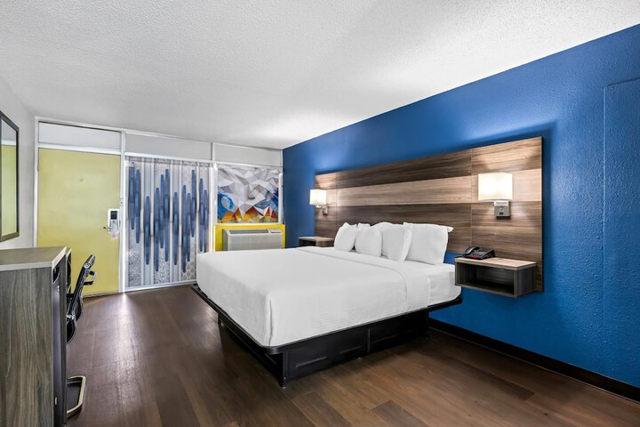 Room 9 of 40