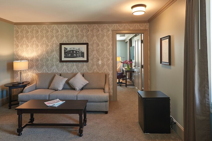 Premier King Bed Hill View (25 of 30)