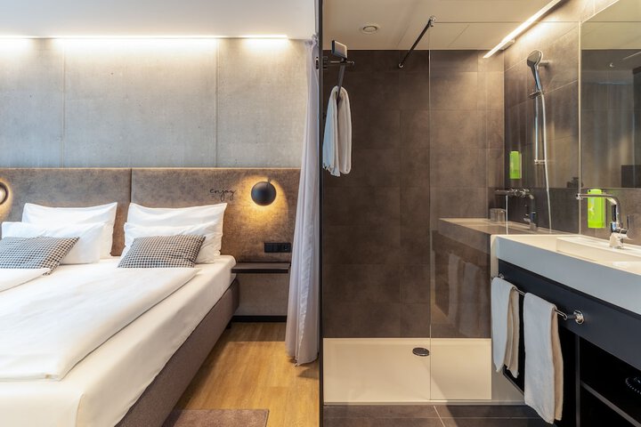 Room 25 of 111