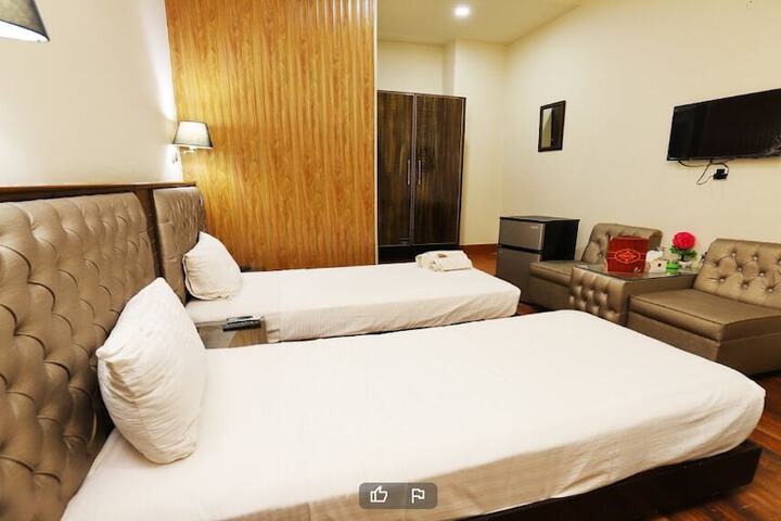 Room 6 of 9