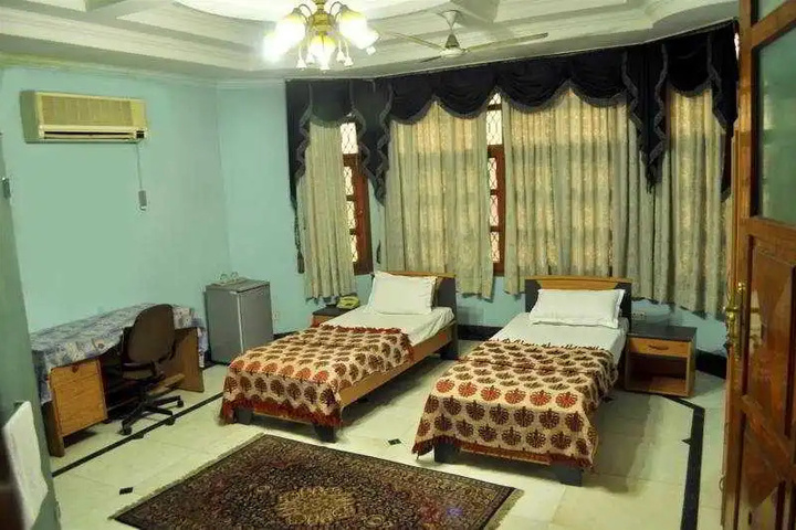 Room 6 of 10