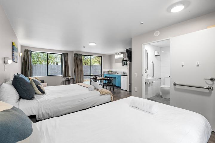 Room 28 of 143