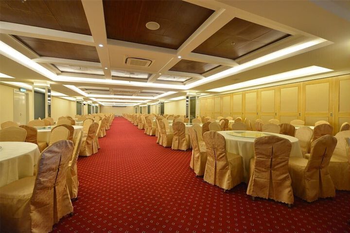 Ballroom/Hall 71 of 76