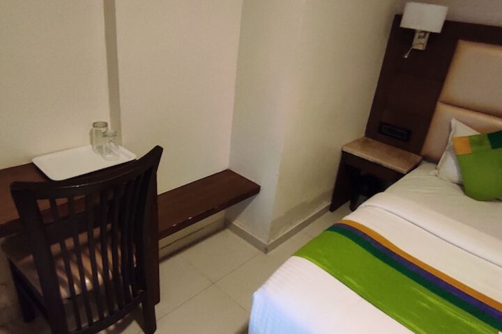 Room 6 of 14
