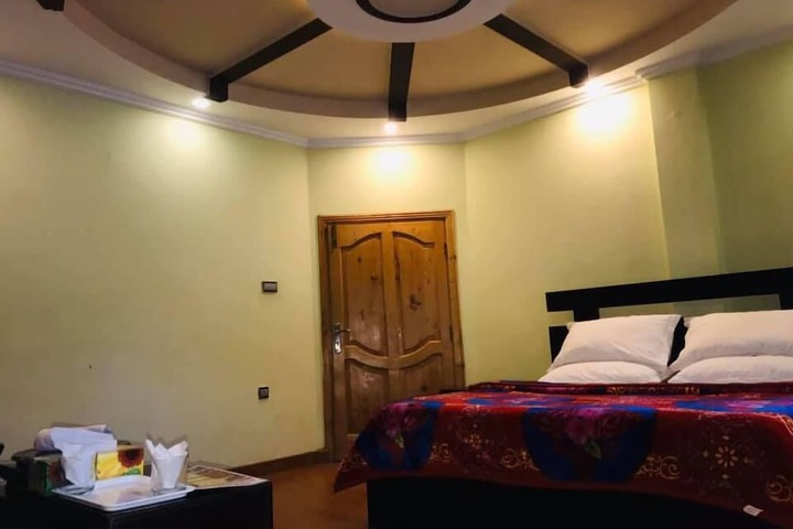 Room 8 of 16