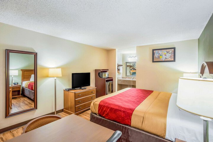 1 King Bed (9 of 11)