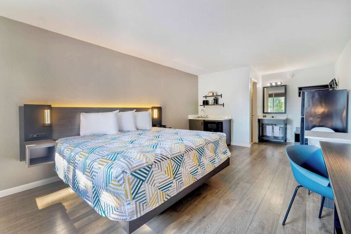 1 Queen Bed Kitchen (5 of 18)