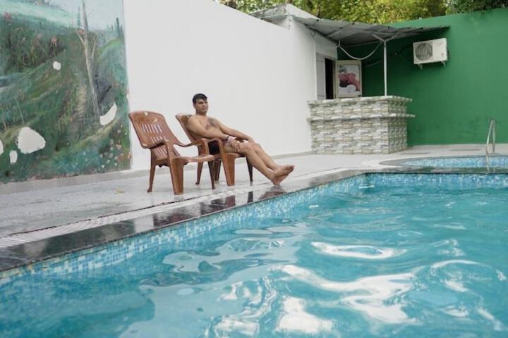 Pool 60 of 82