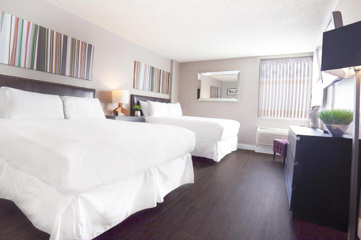 Gold Spike Queen Room 21 and Over (20 of 20)