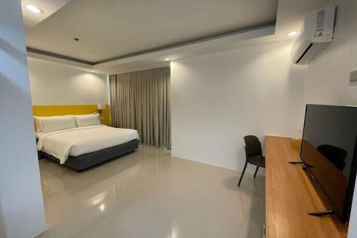 Room 16 of 38