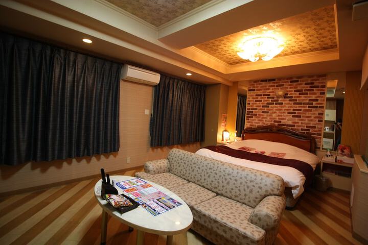 Room 4 of 18