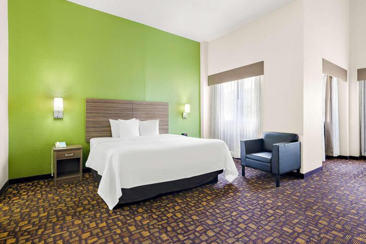1 King Bed (1 of 11)