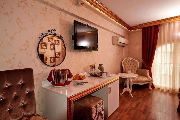 Room 8 of 9