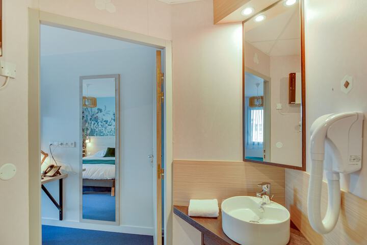 Room 16 of 38