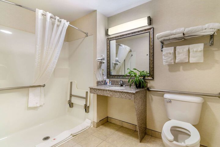 2 Queen Beds Accessible (12 of 12)