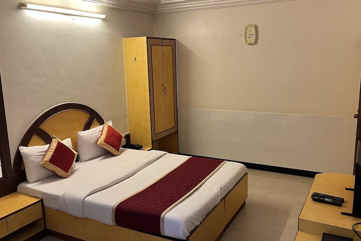 Room 10 of 14