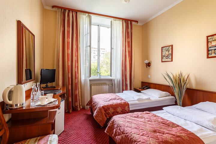 Room 32 of 65