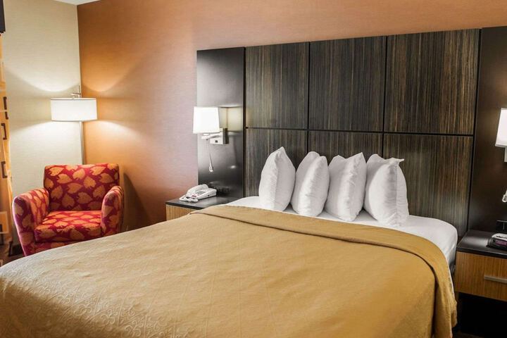 1 Queen Bed (6 of 13)
