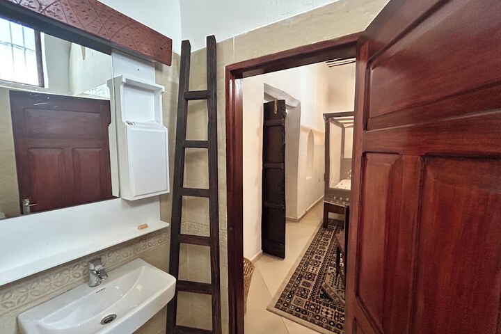 Room 32 of 53