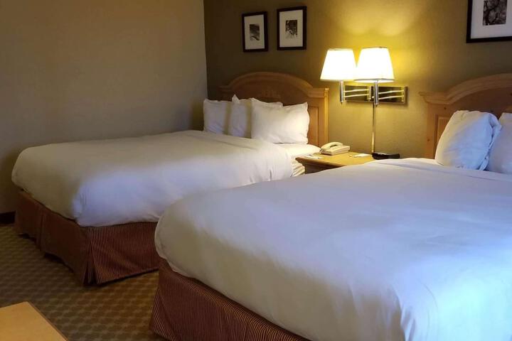 2 Queen Beds (2 of 5)