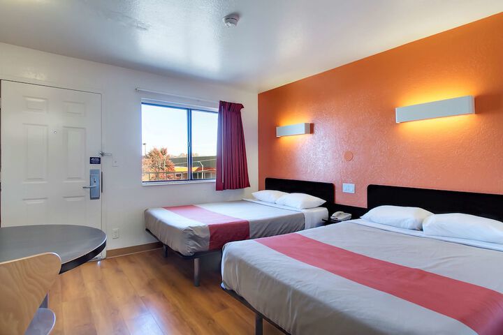 2 Double Beds Accessible (3 of 4)