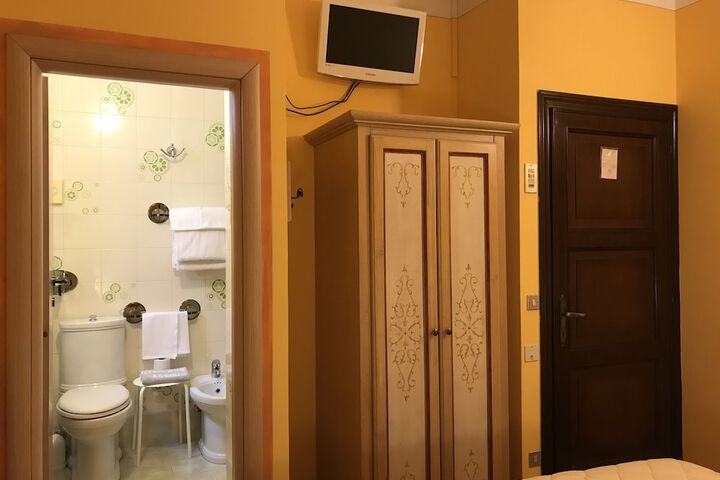 Room 33 of 46