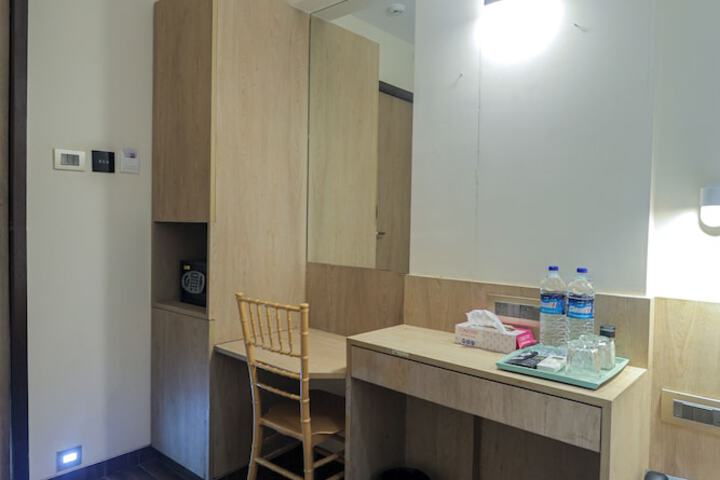 Room 6 of 8