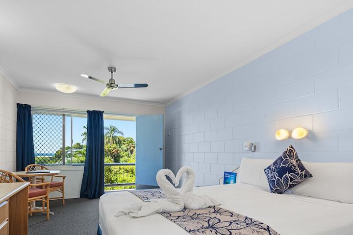 Room 6 of 28