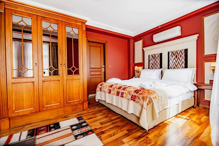 Room 6 of 11