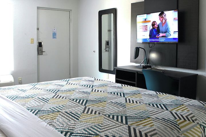Room 11 of 24