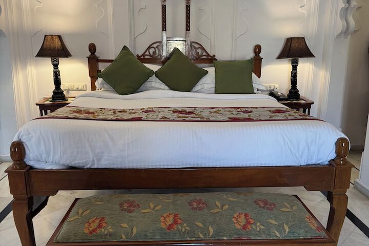 Room 13 of 34
