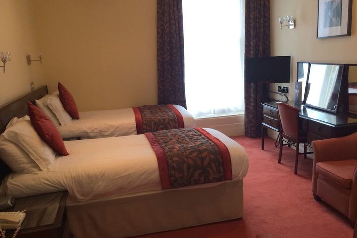 Room 6 of 75