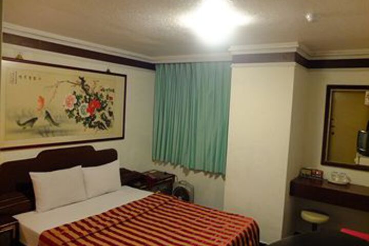 Room 13 of 19