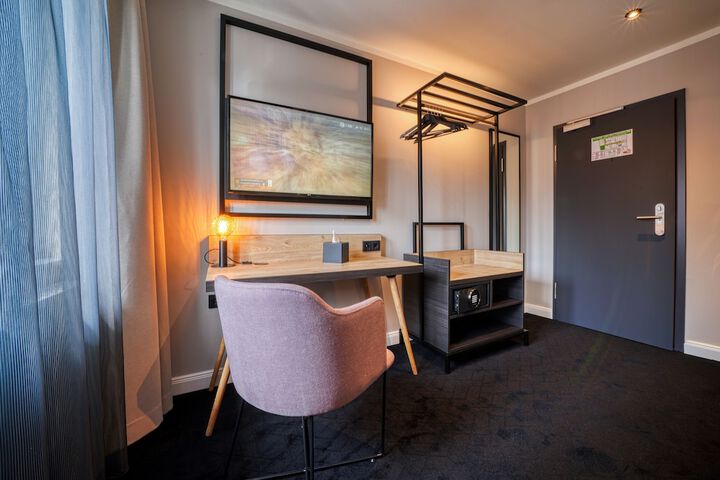 Room 12 of 33