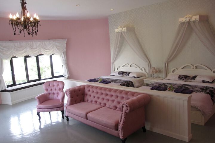 Room 4 of 105