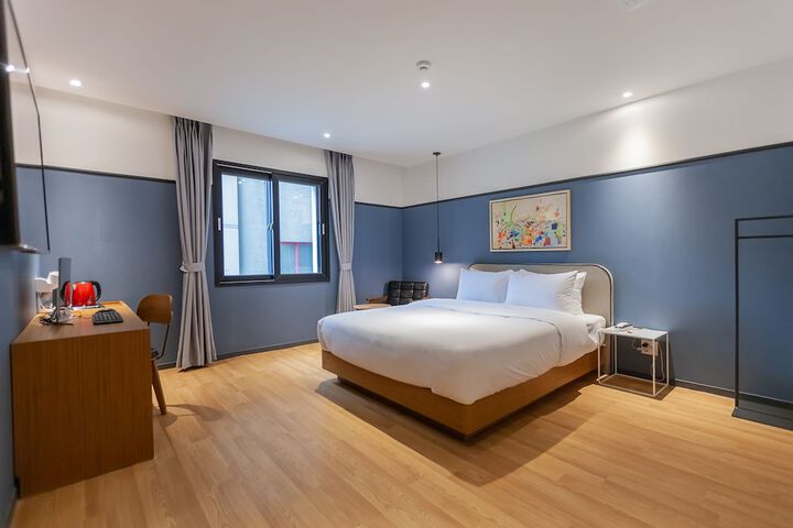 Room 15 of 33