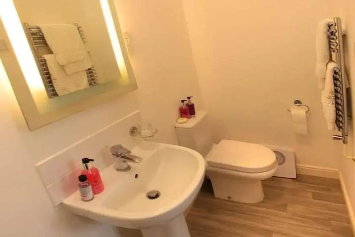 Room 10 of 18