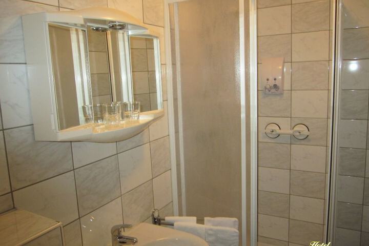 Room 6 of 11