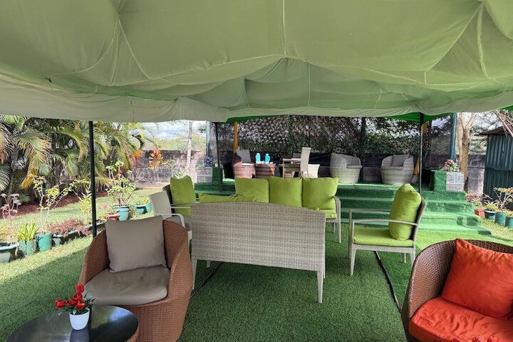 Lounge 20 of 44