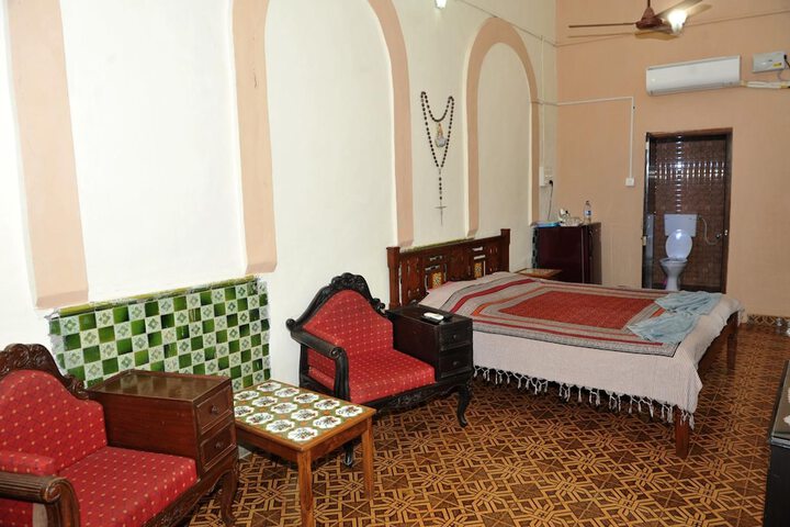 Room 12 of 30