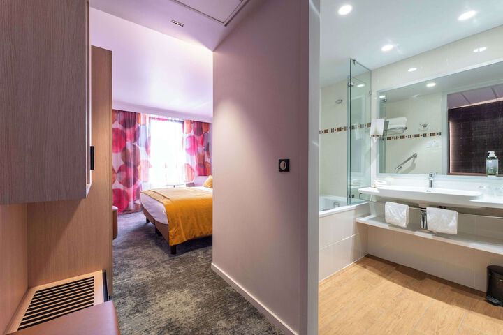 Room 53 of 100