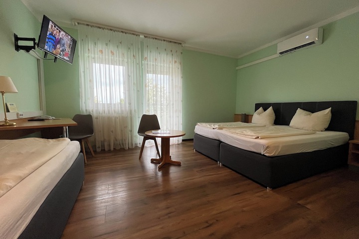 Room 13 of 38