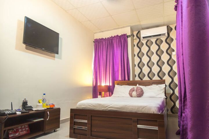 Room 2 of 10
